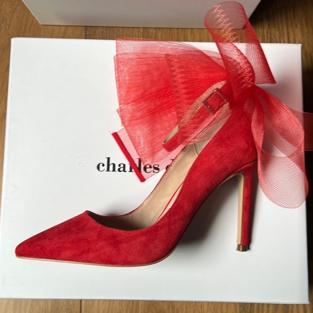 Charles David red bow pump - size 6
